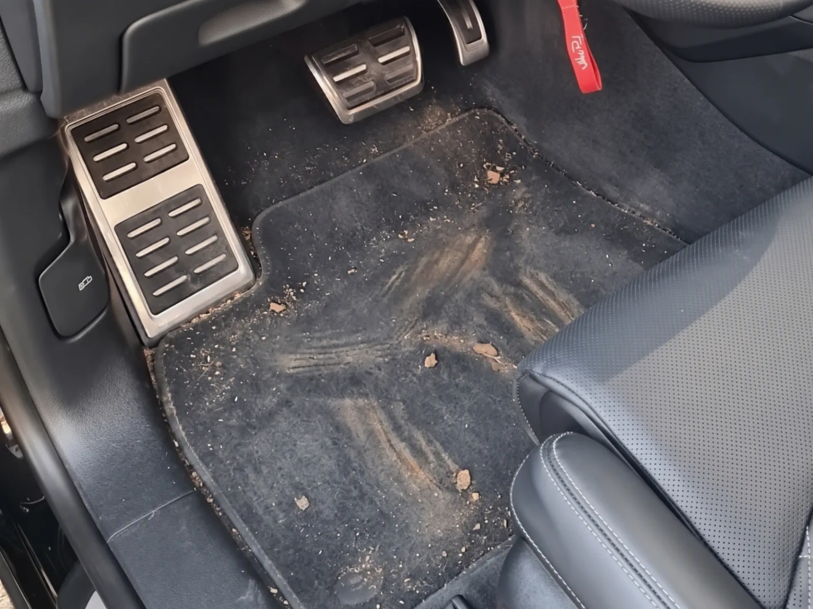 Covor auto original murdar cu nisip și pământ